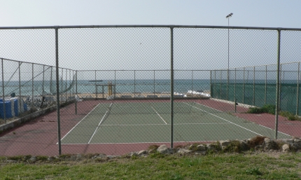 Теннисный корт в отеле Louis Phaethon
